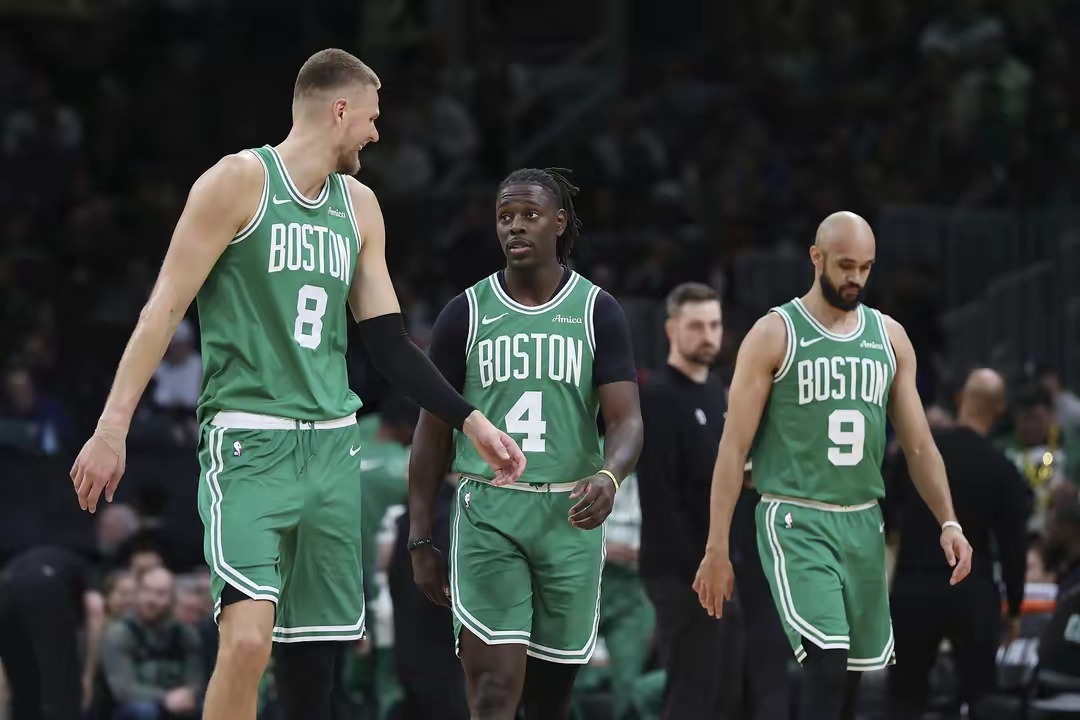 集结日NBA常规赛传出新动向；波士顿凯尔特人扳平良机；管理层表态：质疑声仍在；更衣室氛围转暖的简单介绍