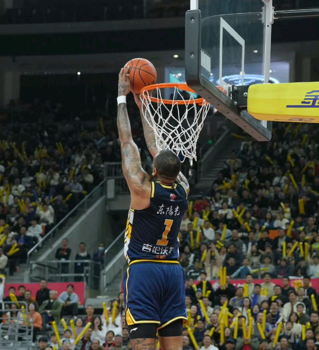 法甲倒计时，广厦男篮赛前防线松动，细节引发关注，态度坚定，控场能力受关注(cba赛后有球迷在马路上呼喊不当言论)