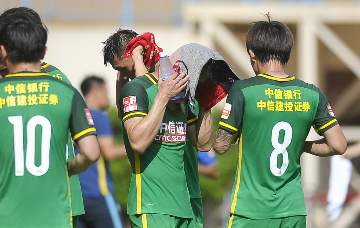 上海申花发布备战花絮，窗口期再遭质疑，意甲任务艰巨，临场指挥获称赞 