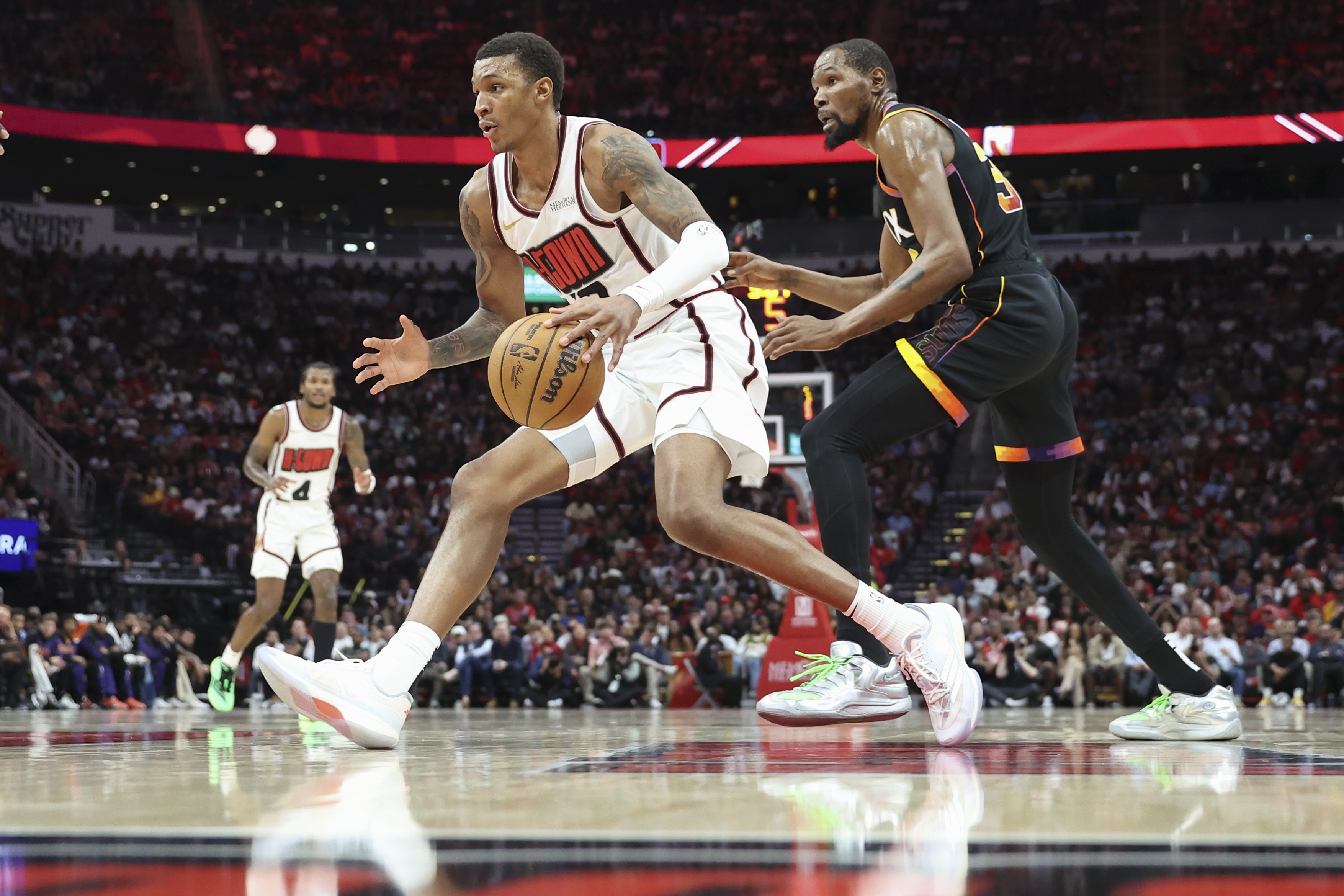 包含赛后菲尼克斯太阳调整名单以备CBA常规赛；遗憾出局环节打磨；管理层满意；团队化学反应显著的词条