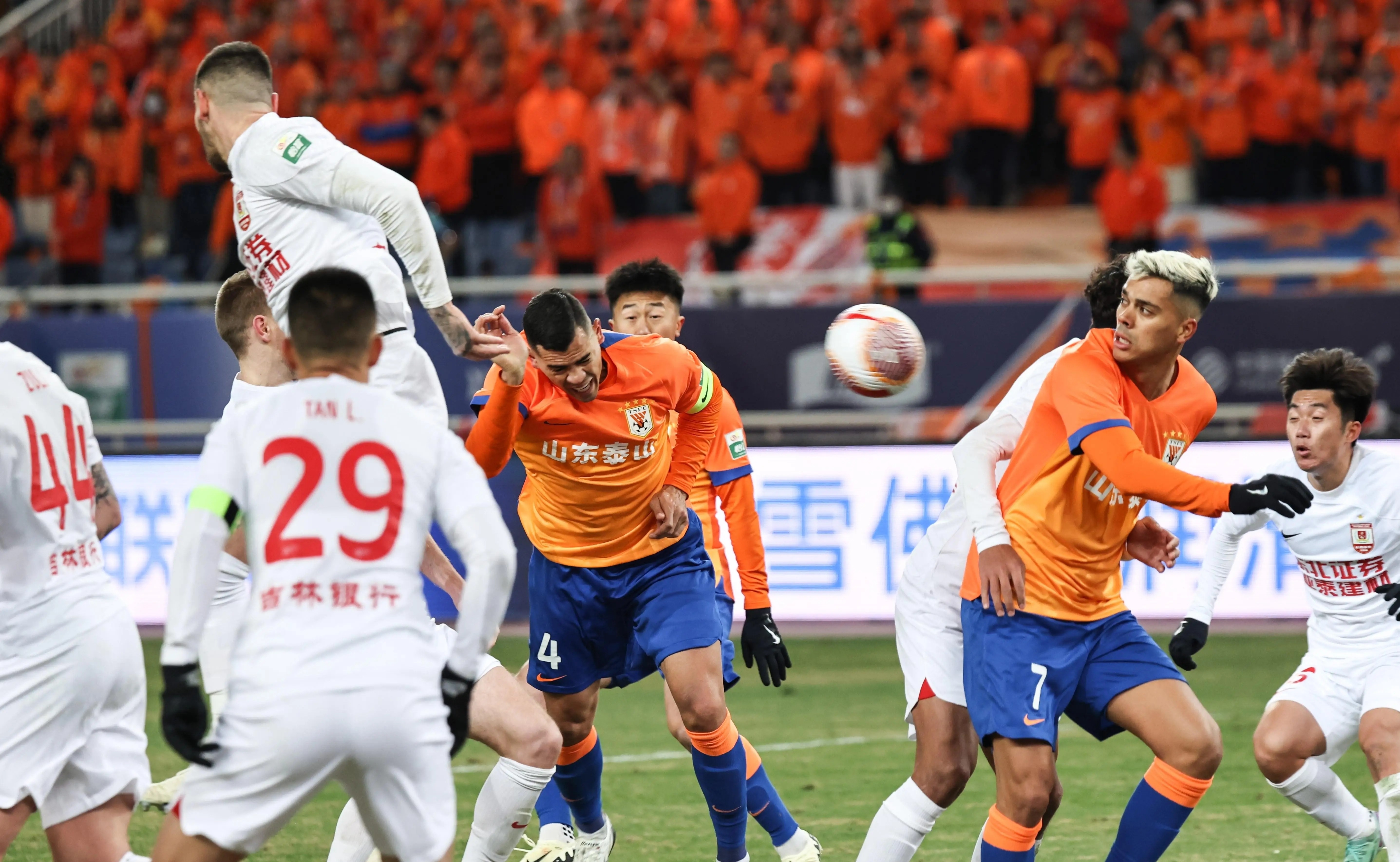 包含清晨中超焦点战，芝加哥公牛内部沟通，气氛紧张，阵容厚度经受考验的词条